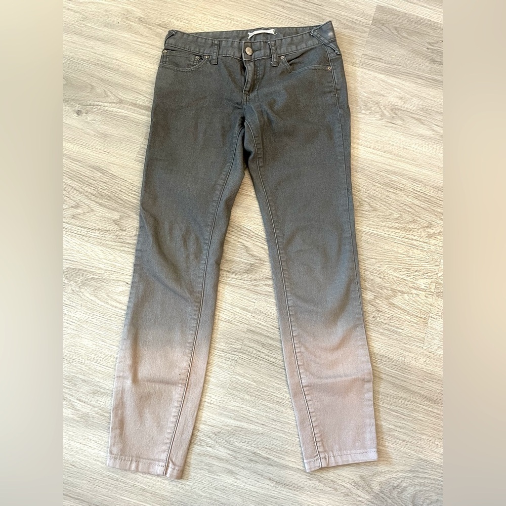 FREE PEOPLE Awesome Ombre Grey Pink Jean Crops. Size 25